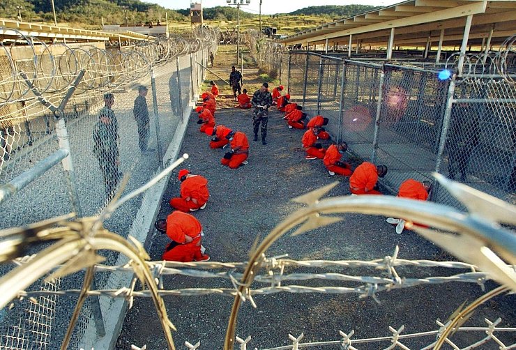 Die Rechtslage der Gefangenen in Guantánamo, ihre Haftbedingungen, Berichte über die verwendeten Verhör- und Foltermethoden führten international zu einem Aufschrei. (Archivbild) - © Shane T. McCoy/epa/dpa