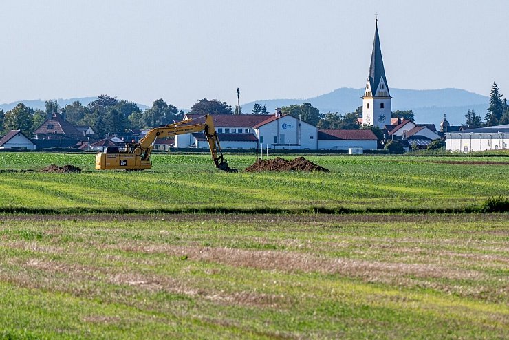 Zwischen Irlbach und Straßkirchen soll die Batteriefabrik entstehen. - © Armin Weigel/dpa