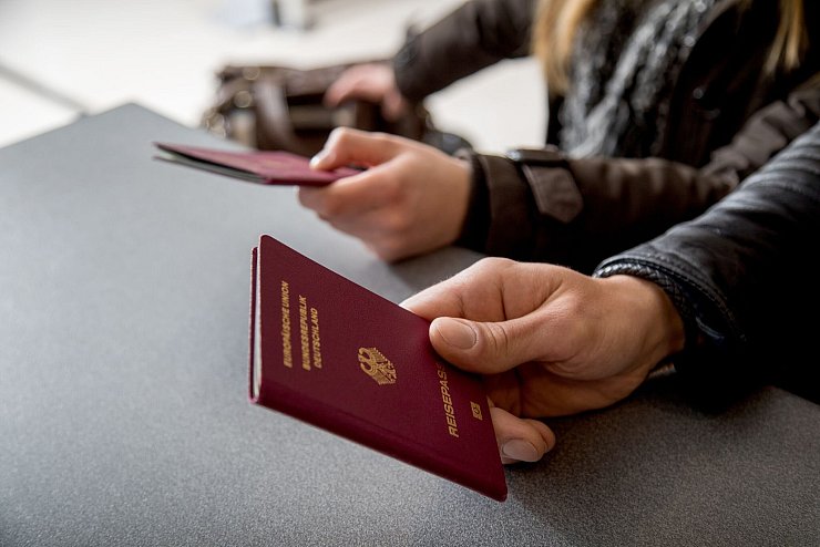 Der deutsche Reisepass ermöglicht die visafreie Einreise in viele Länder - teilweise braucht es aber eine Reisegenehmigung, die vorher beantragt werden muss. - © Christin Klose/dpa-tmn