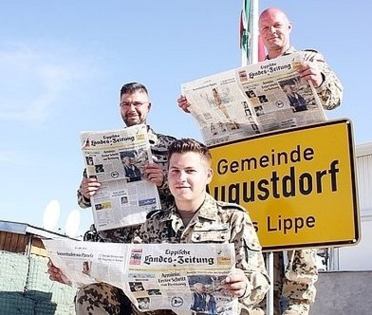 Die LZ ist dabei: Hauptgefreiter Stefan S., aus Detmold (sitzend), Oberleutnant André U. aus Dörentrup (links), und Hauptfeldwebel Marian N. aus Augustdorf im Feldlager Fayzabad. 

