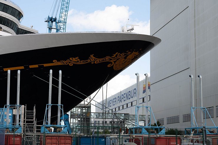 Das Kreuzfahrtschiff «Disney Treasure» liegt bei der Meyer Werft in Papenburg im Hafen. - © Alicia Windzio/dpa