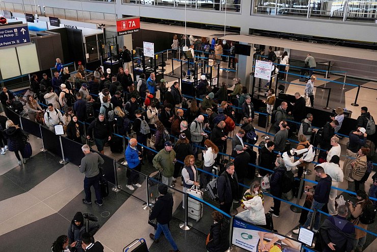Lange Schlange wegen des Shutdowns am Flughafen Chicago. - © Erin Hooley/AP/dpa