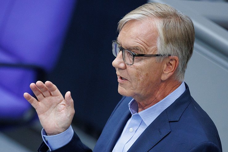 Bartsch fordert einen Kurswechsel bei der Rente. (Archivbild) - © Carsten Koall/dpa