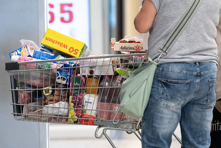 Viele Lebensmittel sind teurer als ein Jahr zuvor. (Symbolbild) - © Sebastian Kahnert/dpa