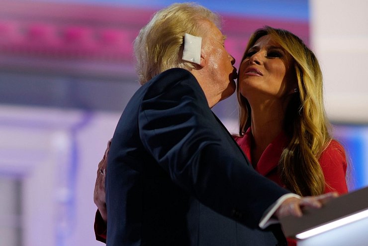 Melania Trump trat beim Republikaner-Parteitag öffentlich auf - eine Seltenheit. (Archivbild) - © Julia Nikhinson/AP/dpa