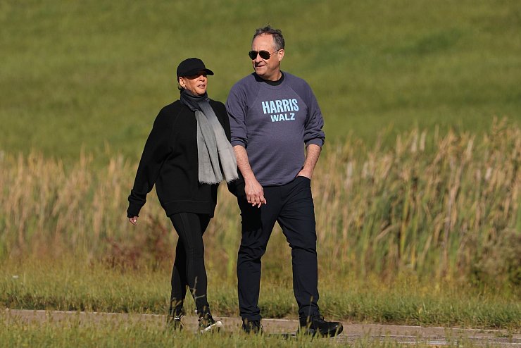 Doug Emhoff tritt im Wahlkampf immer wieder an Harris\\\' Seite auf. (Archivbild) - © Rebecca Droke/AP/dpa