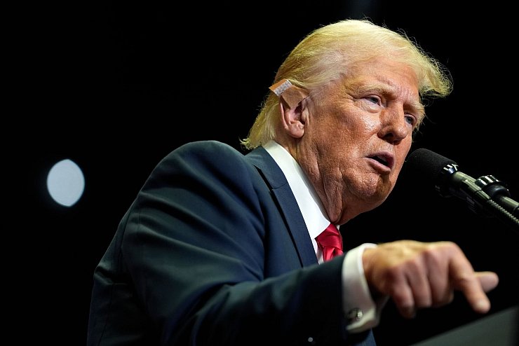 Trump und Harris liegen in Umfragen ungefähr gleichauf. (Archivbild) - © Evan Vucci/AP/dpa
