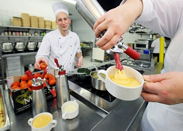 Küchenleiter Andreas Gran bereitet für Patienten mit Schluckbeschwerden aromatische und gehaltvolle Schäume aus Kartoffeln, Gemüse, Fleisch, Fisch und Sahne zu, die schmerzlos durch die Kehle rinnen.
