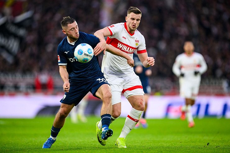 Ermedin Demirovic () rückt wegen der Ausfälle in der VfB-Offensive in den Fokus. - © Tom Weller/dpa