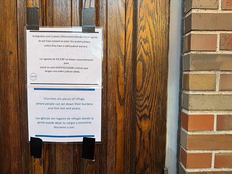 Ein Schild am Hintereingang der Augustana Lutheran Church weist darauf hin, dass Beamte der US-Polizei- und Einwanderungsbehörde (ICE) ohne richterlichen Beschluss keinen Zutritt haben. - © Luzia Geier/dpa