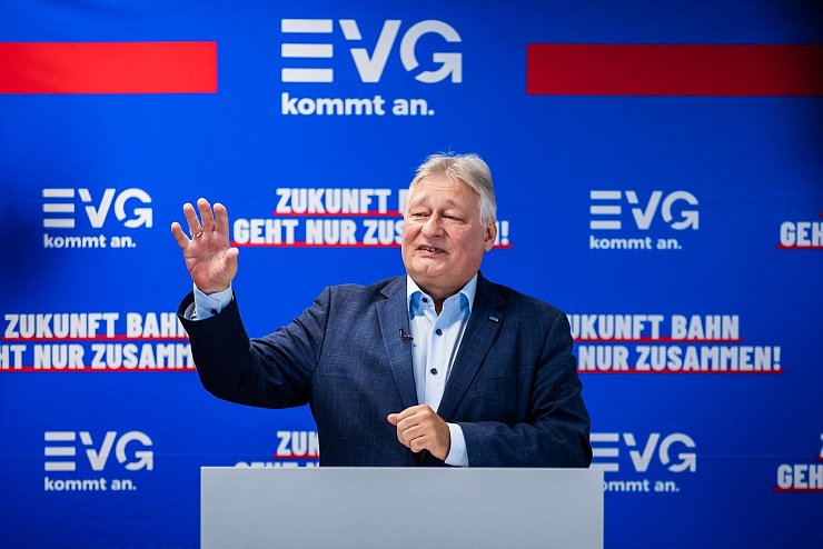 EVG-Chef Martin Burkert ist nicht erfreut über den geplanten Chefwechsel bei der DB InfraGo. - © Christoph Soeder/dpa