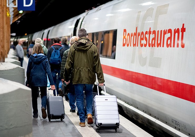 Wird das Angebot in den Bordbistros bald wieder besser? Der Minister setzt darauf, um die Kunden zufriedener zu stimmen. (Archivbild) - © Hauke-Christian Dittrich/dpa