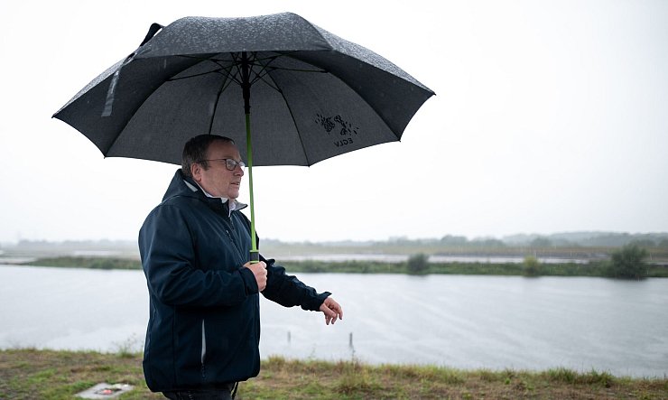 «Dieses Projekt setzt Maßstäbe für ganz Nordrhein-Westfalen», sagt Verkehrsminister Oliver Krischer (Grüne) zur neuen Lippe-Aue. - © Fabian Strauch/dpa