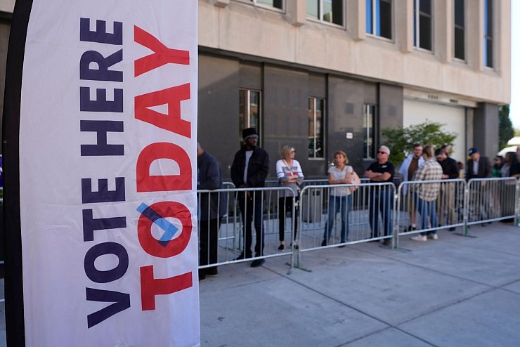 In vielen US-Bundesstaaten ist eine vorzeitige Stimmabgabe wie hier in Indiana möglich. Mehr als 40 Millionen Menschen haben schon gewählt. - © Darron Cummings/AP/dpa
