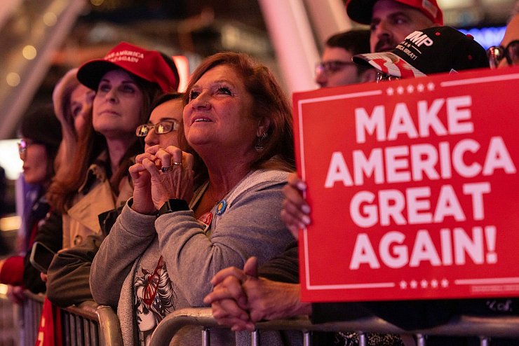Trump-Fans bei dessen Rede im Madison Square Garden in New York. - © Yuki Iwamura/AP/dpa