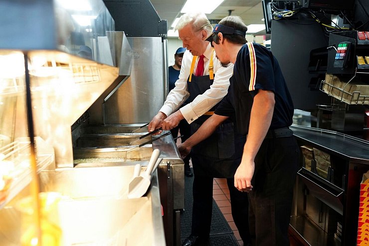 Trump lässt sich bei McDonald\\\'s die Fritteuse zeigen. - © Doug Mills/The New York Times Pool via AP/dpa