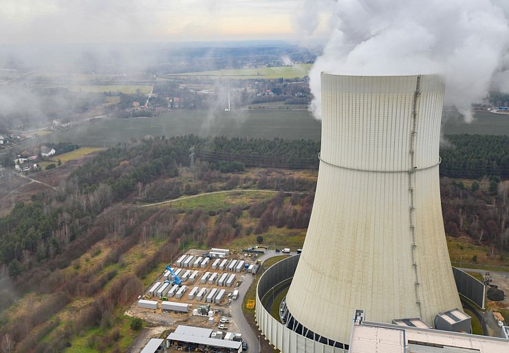 Viele Batteriegroßspeicher entstehen auf dem Gelände von alten Kohle- oder Atomkraftwerken, weil dort starke Stromanschlüsse vorhanden sind. - © Patrick Pleul/dpa-Zentralbild/ZB