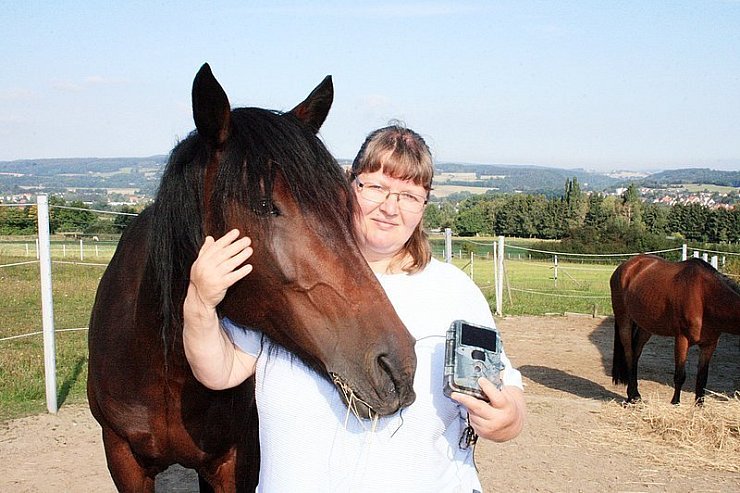 Pferdebesitzerin Anke Meier mit der Stute "Celine". - © Foto: Frevert