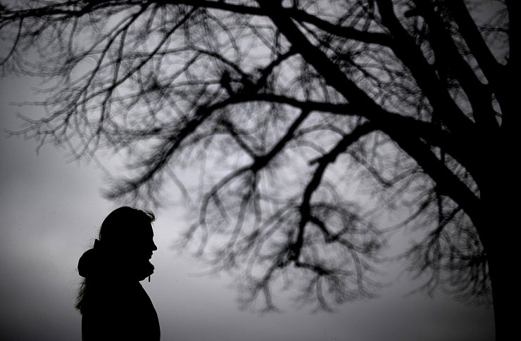 Bei Menschen mit entsprechender Veranlagung können depressive Symptome verstärkt werden. - © picture alliance / Julian Stratenschulte/dpa