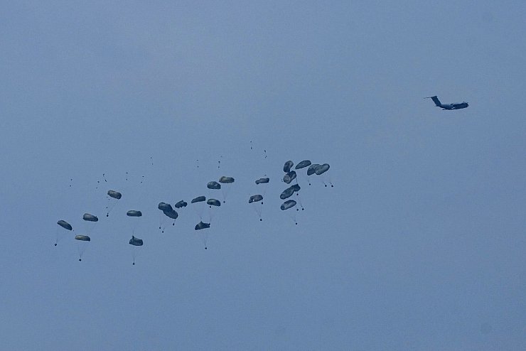 Ein Flugzeug wirft humanitäre Hilfe über dem nördlichen Gazastreifen ab. (Archiv) - © Tsafrir Abayov/AP/dpa