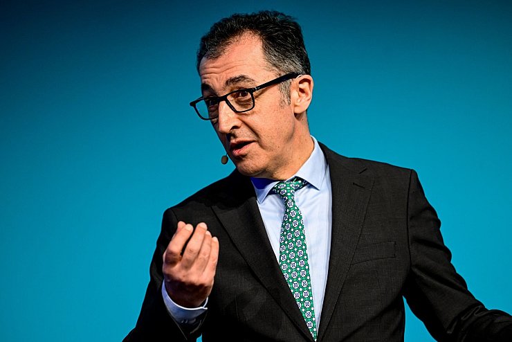 Agrarminister Cem Özdemir möchte einen Tierwohlcent einführen. - © Fabian Sommer/dpa