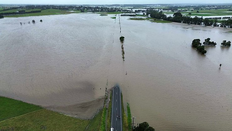 Betroffene sagten, man sehe nur noch Wasser so weit das Auge reicht. - © Supplied/NSW SES/dpa