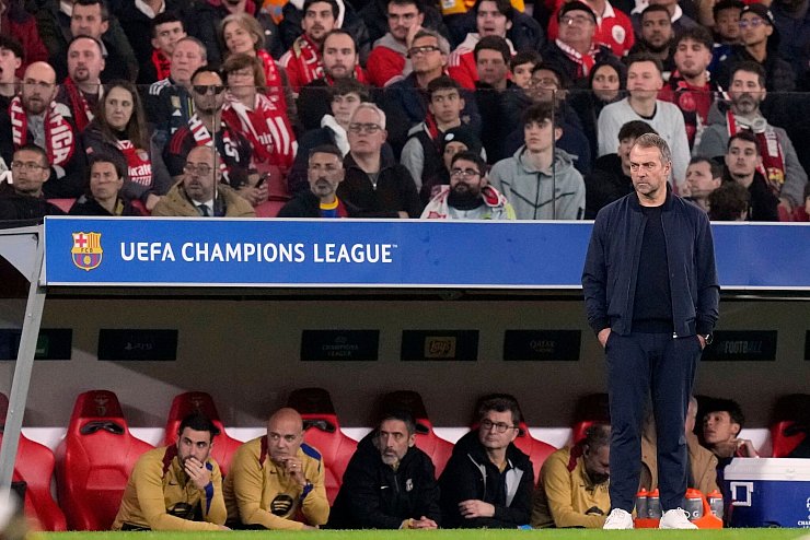 Hansi Flick erlebte mit dem FC Barcelona einen großen Fußballabend - © Armando Franca/AP/dpa