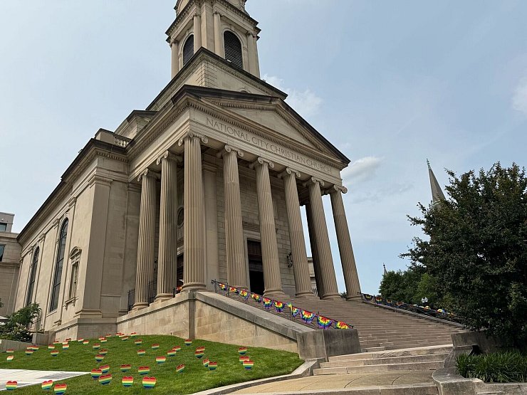 Auch vor einige Kirchen in Washington ist Regenbogen-Dekoration zu sehen. - © Franziska Spiecker/dpa