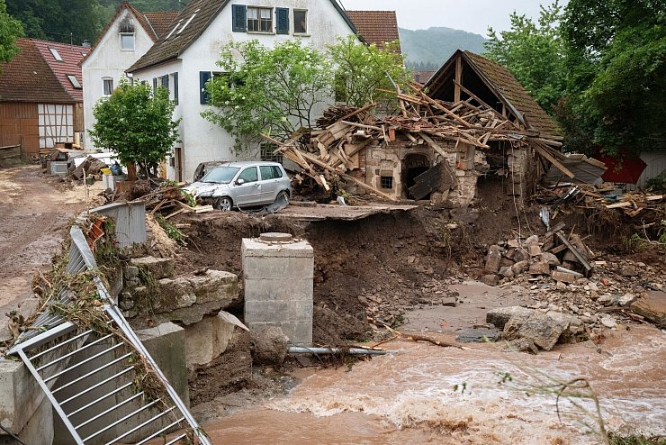 Blick auf ein durch Hochwasser zerstörtes Gebäude an der Wieslauf. - © Marijan Murat/dpa