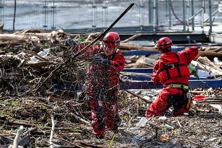 In Tschechien haben die Aufräumarbeiten nach dem Hochwasser begonnen. - © Taneèek David/CTK/dpa