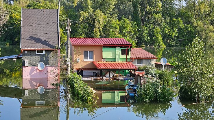 In der Slowakei ist das Hochwasser noch nicht überstanden. - © Milan Drozd/TASR/dpa