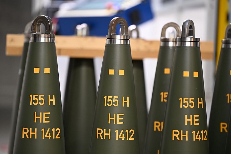 Artilleriegranaten von Rheinmetall, die bis zu 40 Kilometer weit geschossen werden können. 155 gibt das Kaliber an (155 Millimeter), HE steht für high explosive (hochexplosiv), RH 1412 ist das Produktkürzel. (Archivbild) - © Wolf von Dewitz/dpa