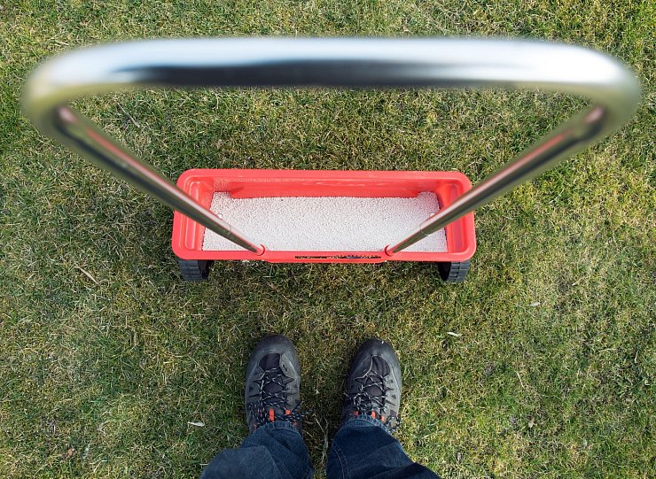 Dünger ist die Grundlage für einen stressresistenten, vitalen Rasen. - © Patrick Pleul/dpa/dpa-tmn