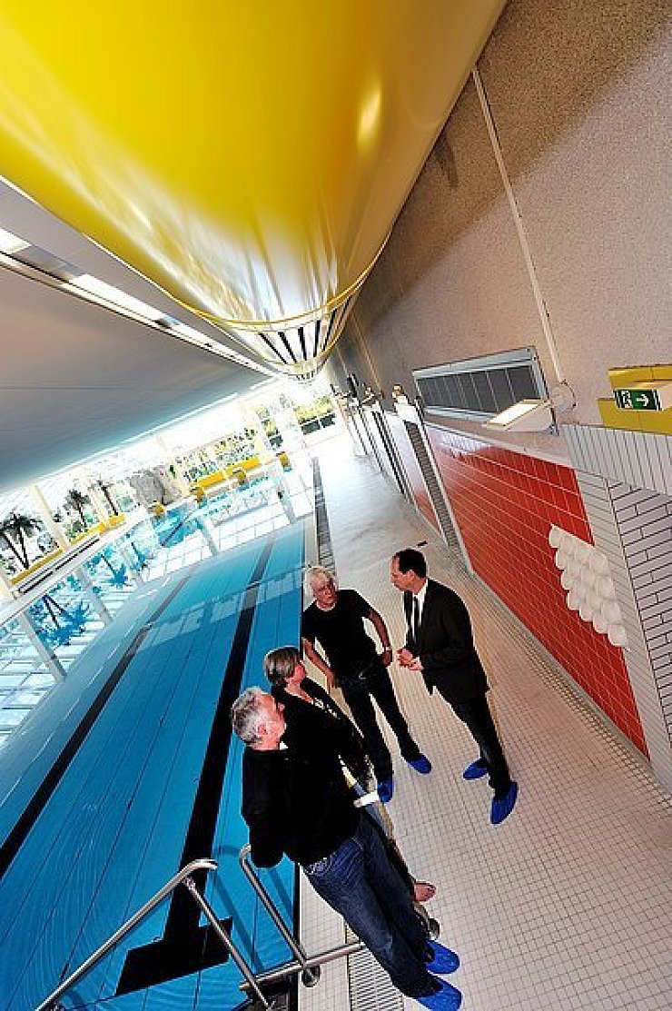 Planer sind mit dem Ergebnis zufrieden: Uwe Kaiser, Petra Schröder-Kaiser, Uwe Rehage und Peter Begemann (von links) präsentieren das sanierte Hallenbad. - © Foto: Krull