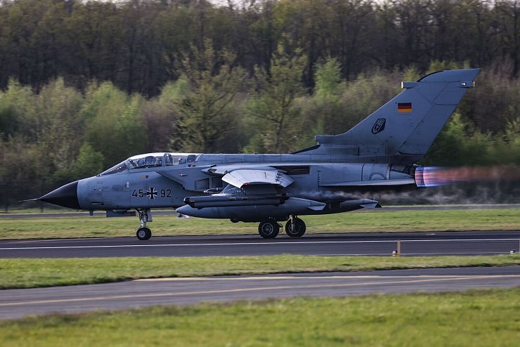 Zu den Militärausgaben zählen die Friedensforscher auch Aufwände für Personal, Militärhilfen sowie militärische Forschung und Entwicklung. (Symbolbild) - © Oliver Berg/dpa