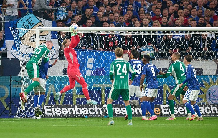 Keine Gefahr für Schalke-Keeper Karius. - © Bernd Thissen/dpa