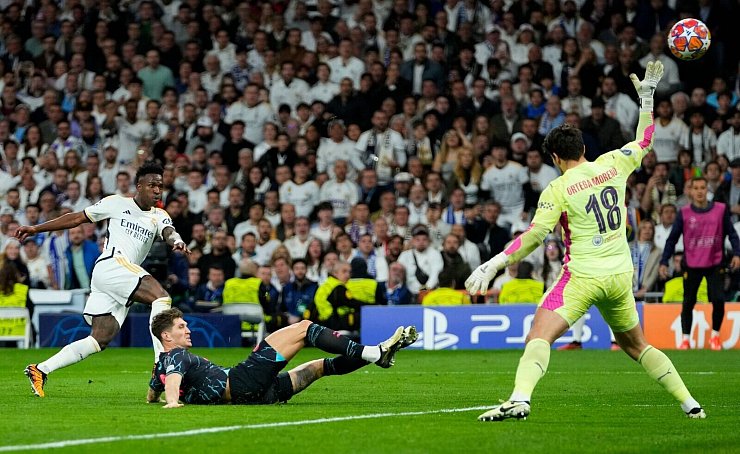 Das ewige Duell: Manchester City gegen Real Madrid in der Champions League. - © Manu Fernandez/AP