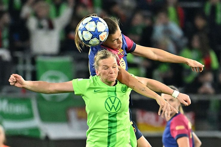 Im Kopfballduell: Wolfsburgs Alexandra Popp (unten) und Barcelonas Patri Guijarro. - © Swen Pförtner/dpa