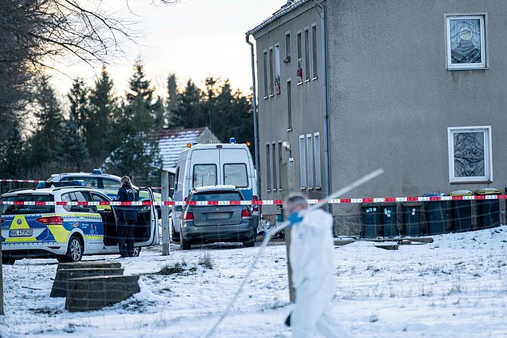 Großeinsatz in einem kleinen Dorf in der Uckermark: Die Polizei muss ein Gewaltverbrechen aufklären. - © Fabian Sommer/dpa