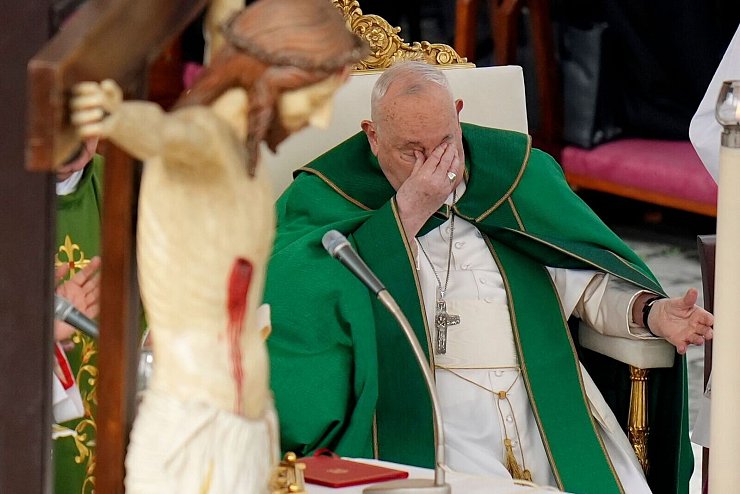 Musste in eine Klinik: Papst Franziskus. (Archivbild) - © Alessandra Tarantino/AP/dpa