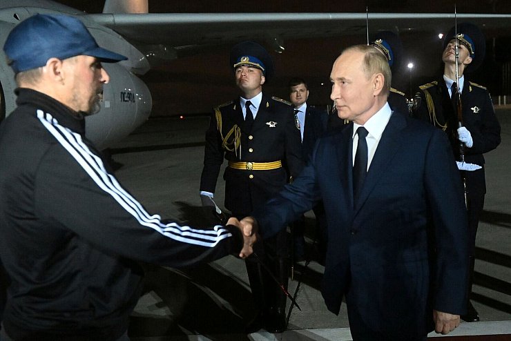 Im vergangenen Sommer kam der mutmaßliche russische Geheimagent, Wadim Krassikow, bei einem Gefangenenaustausch frei und wurde bei der Ankunft von Präsident Wladimir Putin begrüßt. (Archivfoto) - © Mikhail Voskresensky/Sputnik Kremlin Pool via AP/dpa