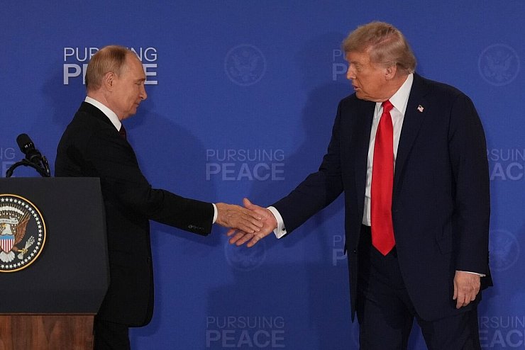 Putin (l) und Trump sehen den US-Plan an Grundlage für ein Ende des Ukraine-Kriegs. (Archivbild) - © Jae C. Hong/AP/dpa