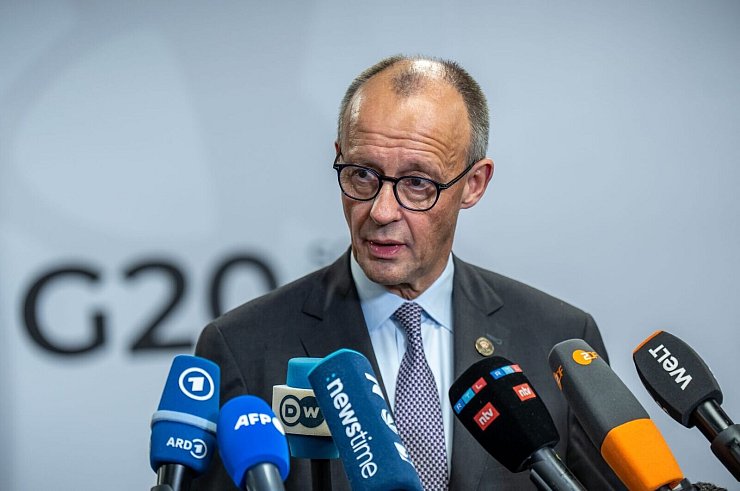 Kanzler Merz spricht von «außerordentlich schwierigen Verhandlungen» in Genf. - © Michael Kappeler/dpa