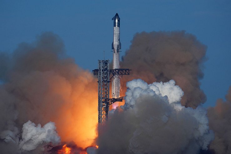 Die Rakete Starship von SpaceX startet zu einem Testflug von der Starbase in Boca Chica (Archivbild) - © Eric Gay/AP/dpa
