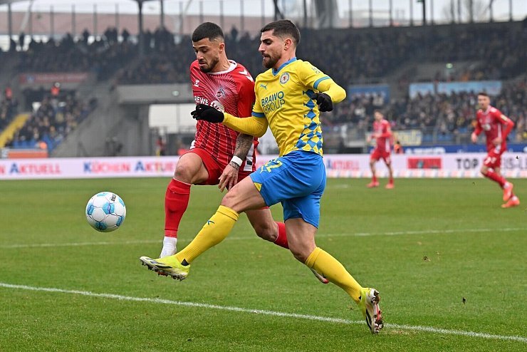 Mit vollem Einsatz: Braunschweigs Fabio Di Michele Sanchez (r) und Kölns Jusuf Gazibegovi? im Zweikampf um den Ball. - © Swen Pförtner/dpa
