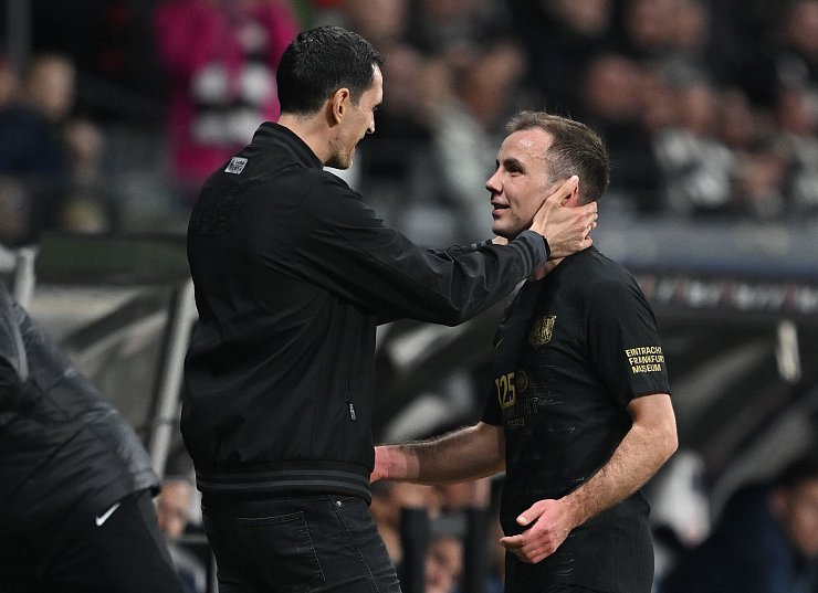 Eintracht-Trainer Dino Toppmöller hofft gegen Ajax Amsterdam nach zuletzt zwei Pleiten auf eine Steigerung seiner Mannschaft um Routinier Mario Götze. - © Arne Dedert/dpa