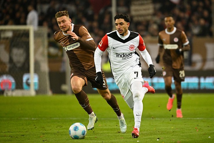 Wie lange stürmt Omar Marmoush (r) noch in der Bundesliga? - © Gregor Fischer/dpa