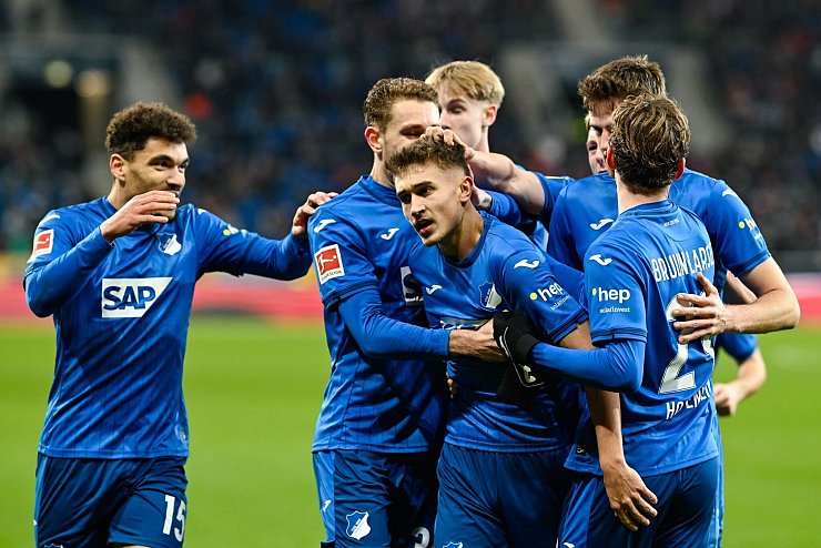 Rettete Hoffenheim einen Punkt: Tom Bischof (Mitte) - © Uwe Anspach/dpa