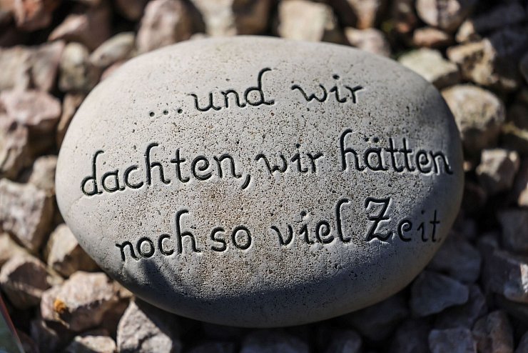 Auf einem Stein senden Eltern ihrem Kind auf dem Friedhof in Haltern eine Botschaft. - © Oliver Berg/dpa