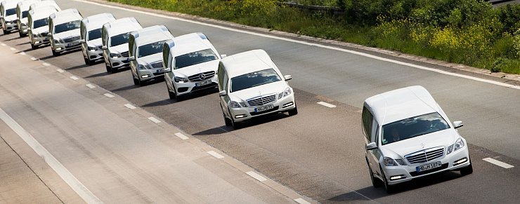 In einem Konvoi aus 16 weißen Leichenwagen werden die Schülerinnen und Schüler drei Monate nach dem Absturz wieder in ihre Heimat nach Haltern gebracht. (Archivbild) - © picture alliance / dpa